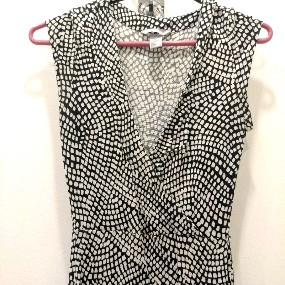 H&M wrapover b&w dress. V-neck with cinched waist - XS